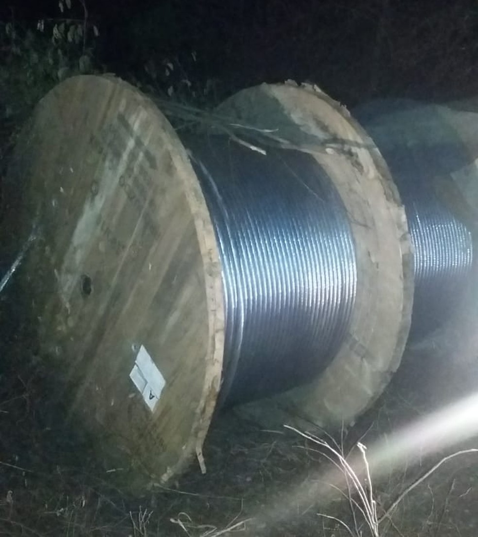 Bobinas foram encontradas em um matagal na MG-122 â€” Foto: PolÃ­cia Civil/DivulgaÃ§Ã£o
