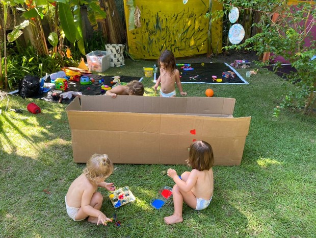 Priscila Steinman gosta de incentivar a filha, Rosa, a brincar ao ar livre e com briquedos reciclados (Foto: Arquivo pessoal)