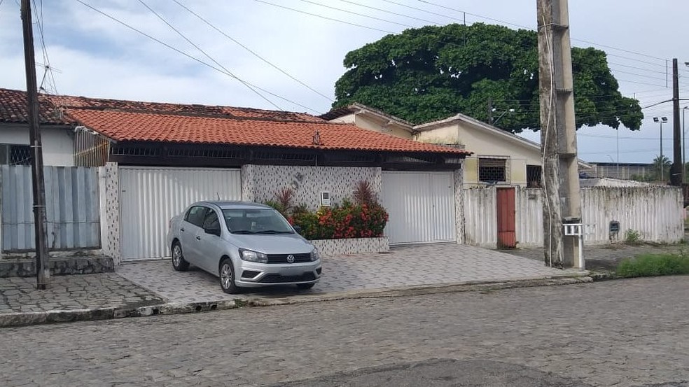 Um dos mandados de busca e apreensão é cumprido pelo Gaeco no bairro do Costa e Silva, em João Pessoa — Foto: Danilo Alves/TV Cabo Branco