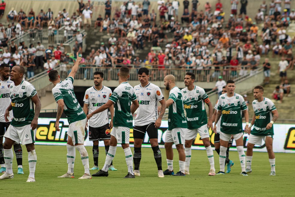 Botafogo-PB e Sousa em ação no Estádio Almeidão — Foto: Cristiano Santos / Botafogo-PB