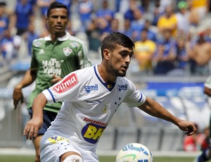 Gol por um triz, precisão e aplauso: dia de Arrascaeta como titular com Mano