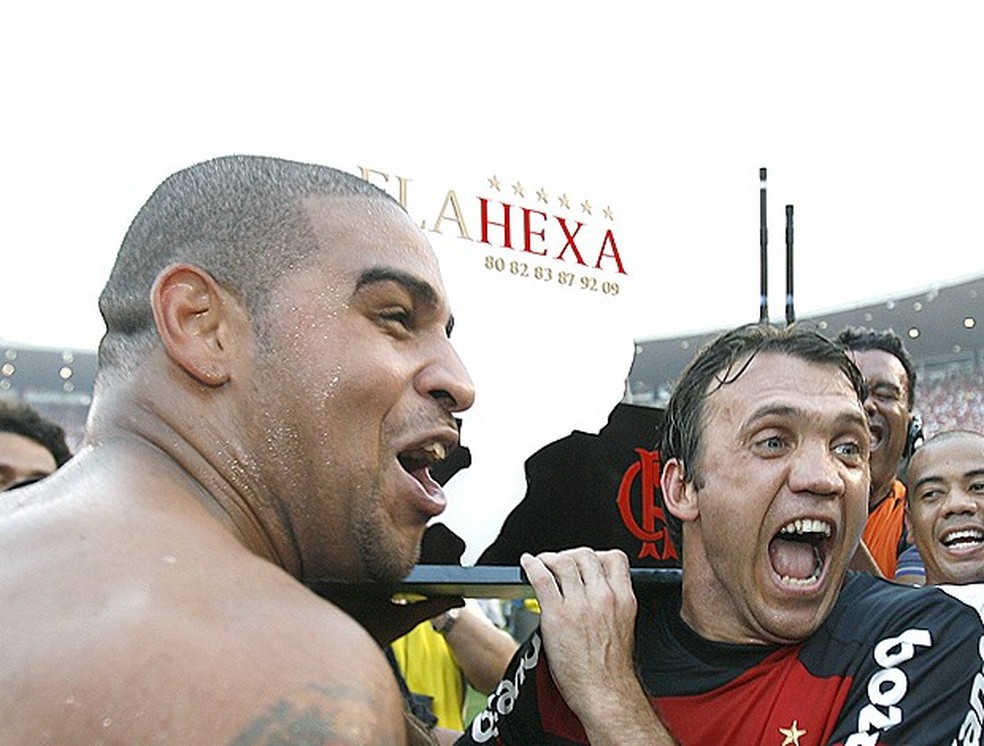 Adriano e Petkovic comemoram o título brasileiro do Flamengo — Foto: Agência EFE