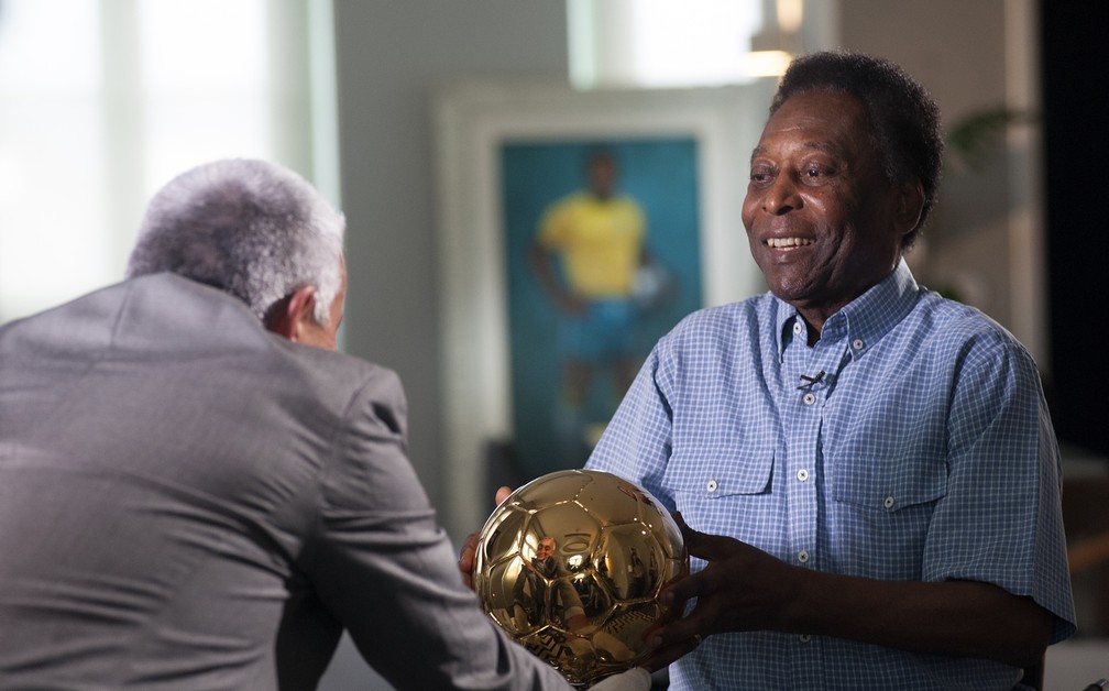 Mauro Naves entrevista Pelé para a edição especial de 45 anos do 'Esporte Espetacular' — Foto: Globo/Reinaldo Marques