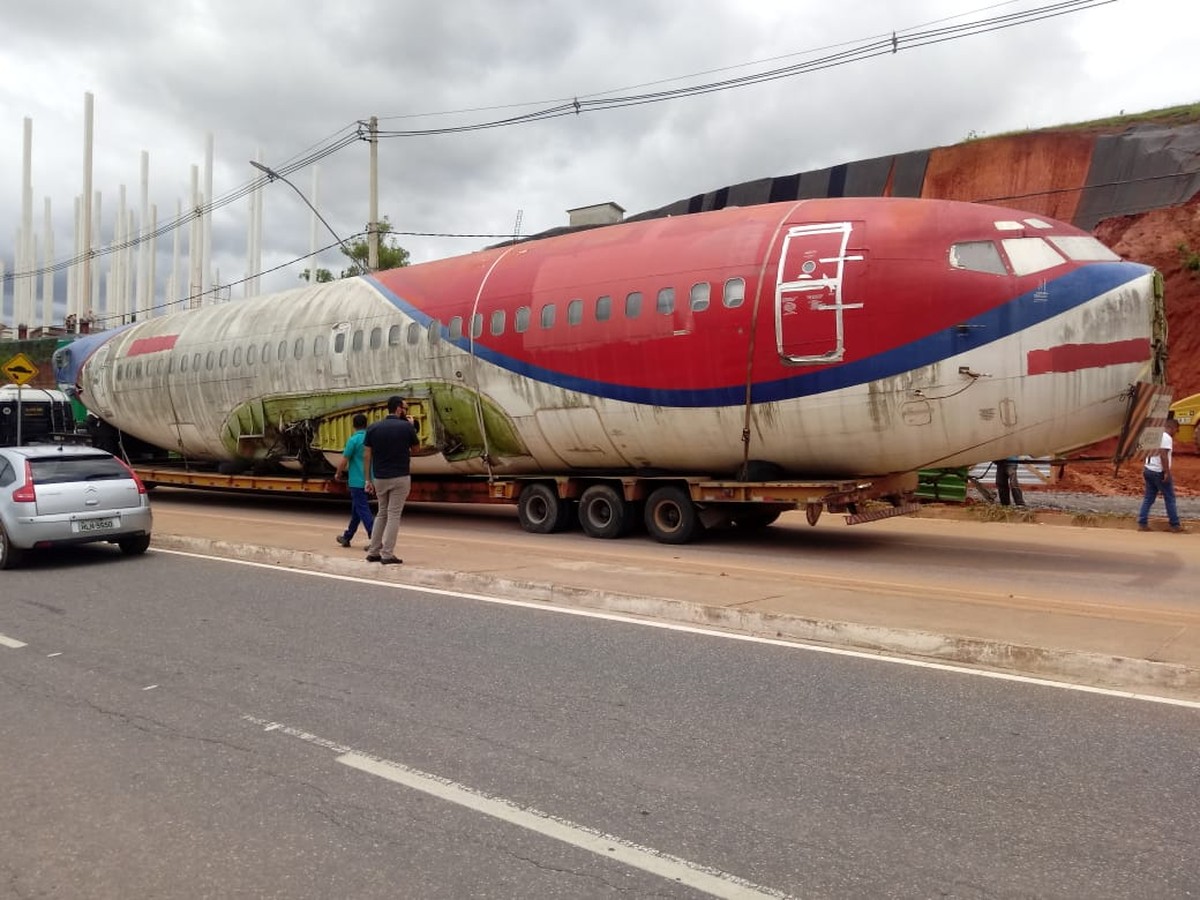 Carcaça de avião chega a Caratinga e projeto prevê que funcione como bar Vales de Minas Gerais