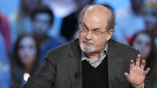 Salman Rushdie é alvo de fake news após primeira entrevista desde que sofreu atentado
