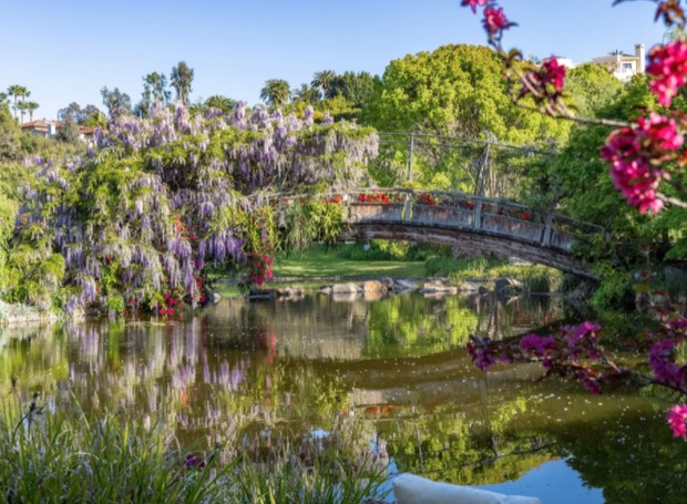 A extensa propriedade na Califórnia tem jardins idílicos inspirados em Claude Monet  (Foto: Willis Allen Real Estate / Reprodução)