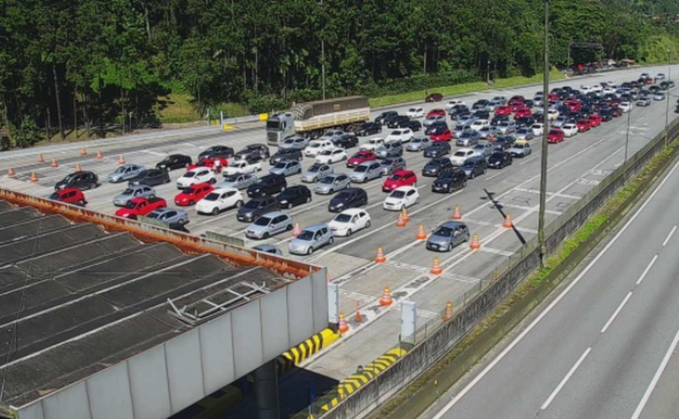 Imagens da Ecovias mostram fila intensa de veículos no pedágio da Via Anchieta — Foto: Ecovias/Divulgação