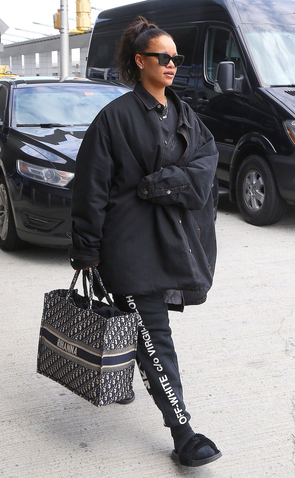Rihanna deixa o aeroporto JFK, em Nova York (Foto: Backgrid)