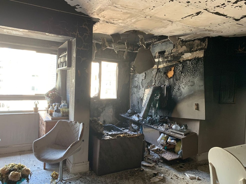Fogo destruiu vários cômodos de apartamento em Aracaju — Foto: CB/SE
