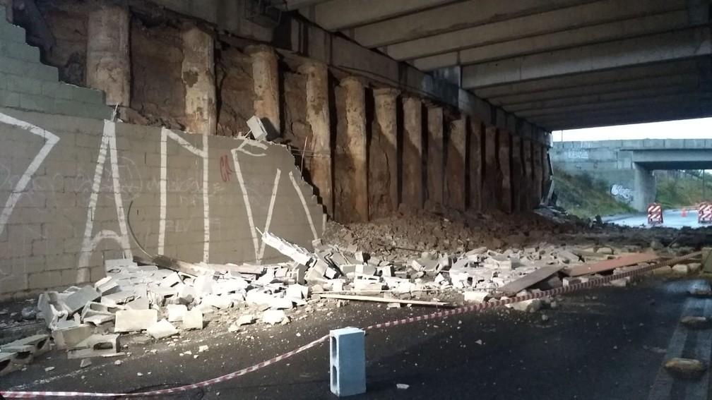 Muro do viaduto caiu na madrugada desta sexta-feira (20) — Foto: João Salgado/RPC
