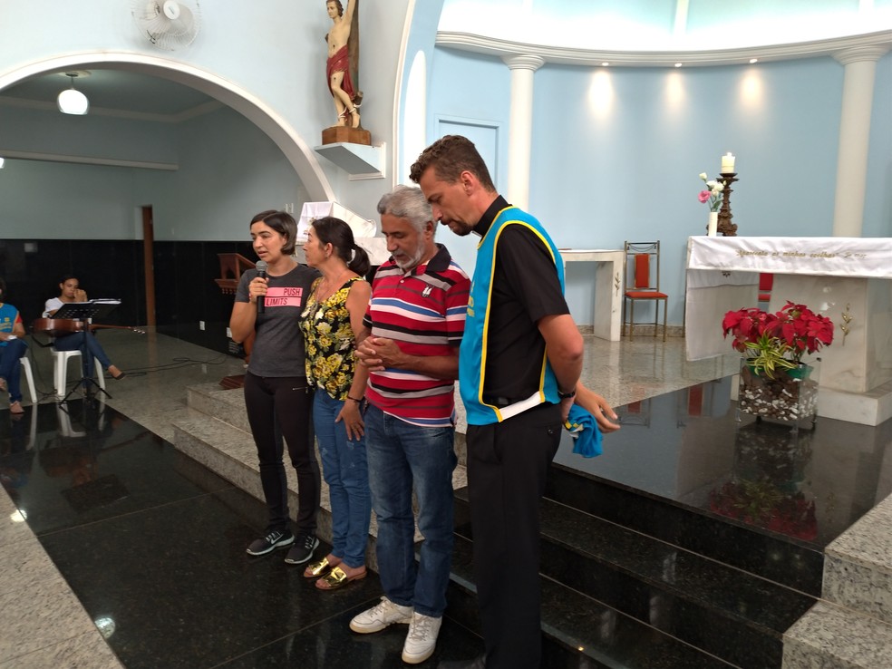 Família de Gustavo Xavier e padre Renê Lopes em momento de oração na Igreja Matriz de São Sebastião — Foto: Marcos Aurélio Jr/Arquidiocese de BH 