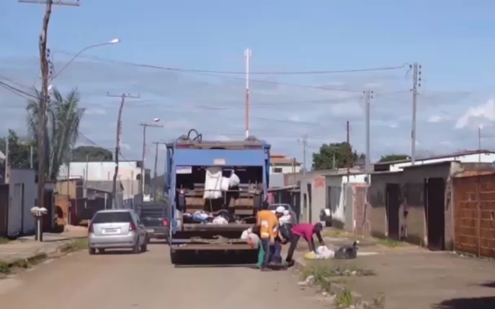 Garis ajudam a encontrar pasta com cerca de R$ 40 mil e devolvem ao dono, em Alexânia, Goiás — Foto: Divulgação/Prefeitura de Alexânia
