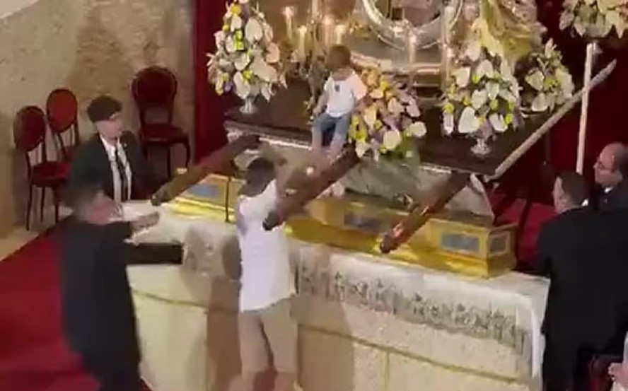 Homem corre em igreja, interrompe missa e 'abandona' criança em cima do  altar da Virgem do Carmo na Espanha; vídeo