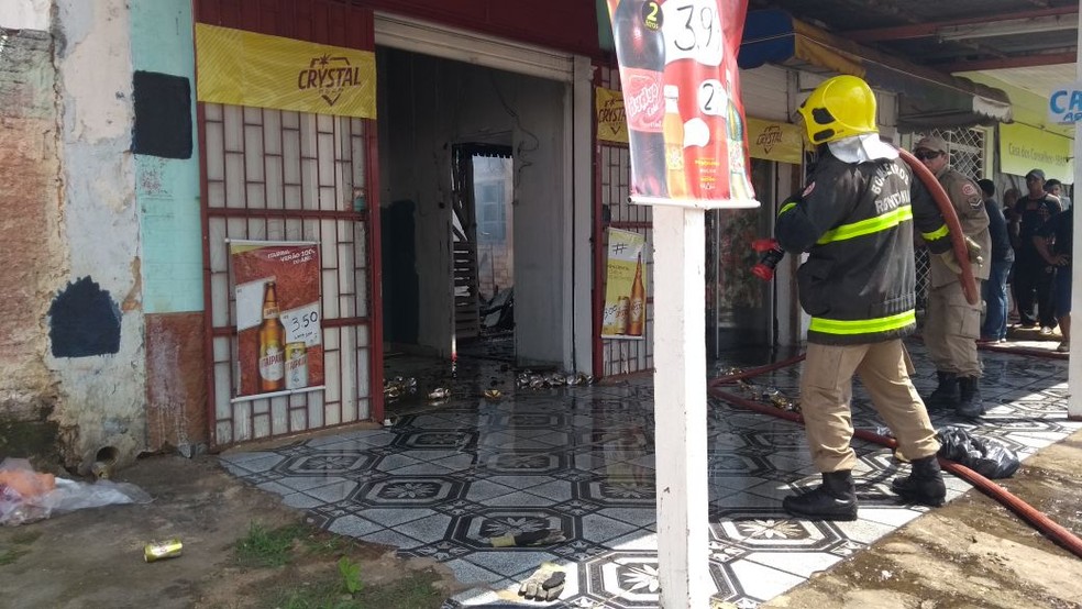 Incêndio destruiu imóvel e deixou uma vítima (Foto: Lívia Costa/GE)