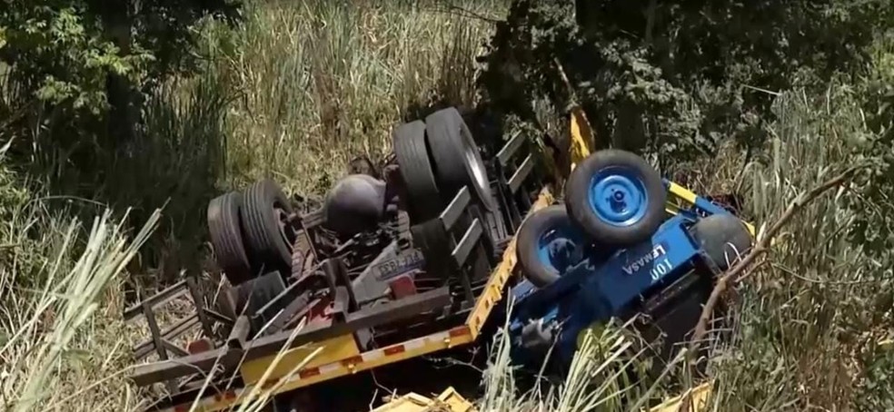 Após acidente carreta foi parar em barrando à margem da rodovia — Foto: Álvaro Leite/Inter TV dos Vales 