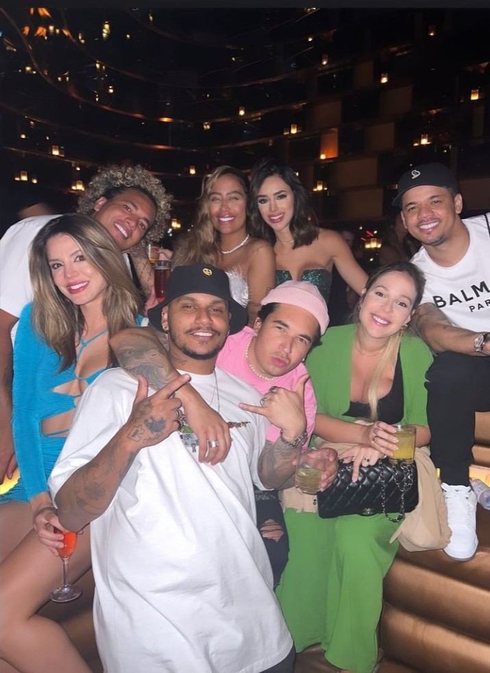 Bruna Biancardi curte a noite ao lado da irmã de Neymar, Rafaella Santos (Foto: Reprodução/Instagram)
