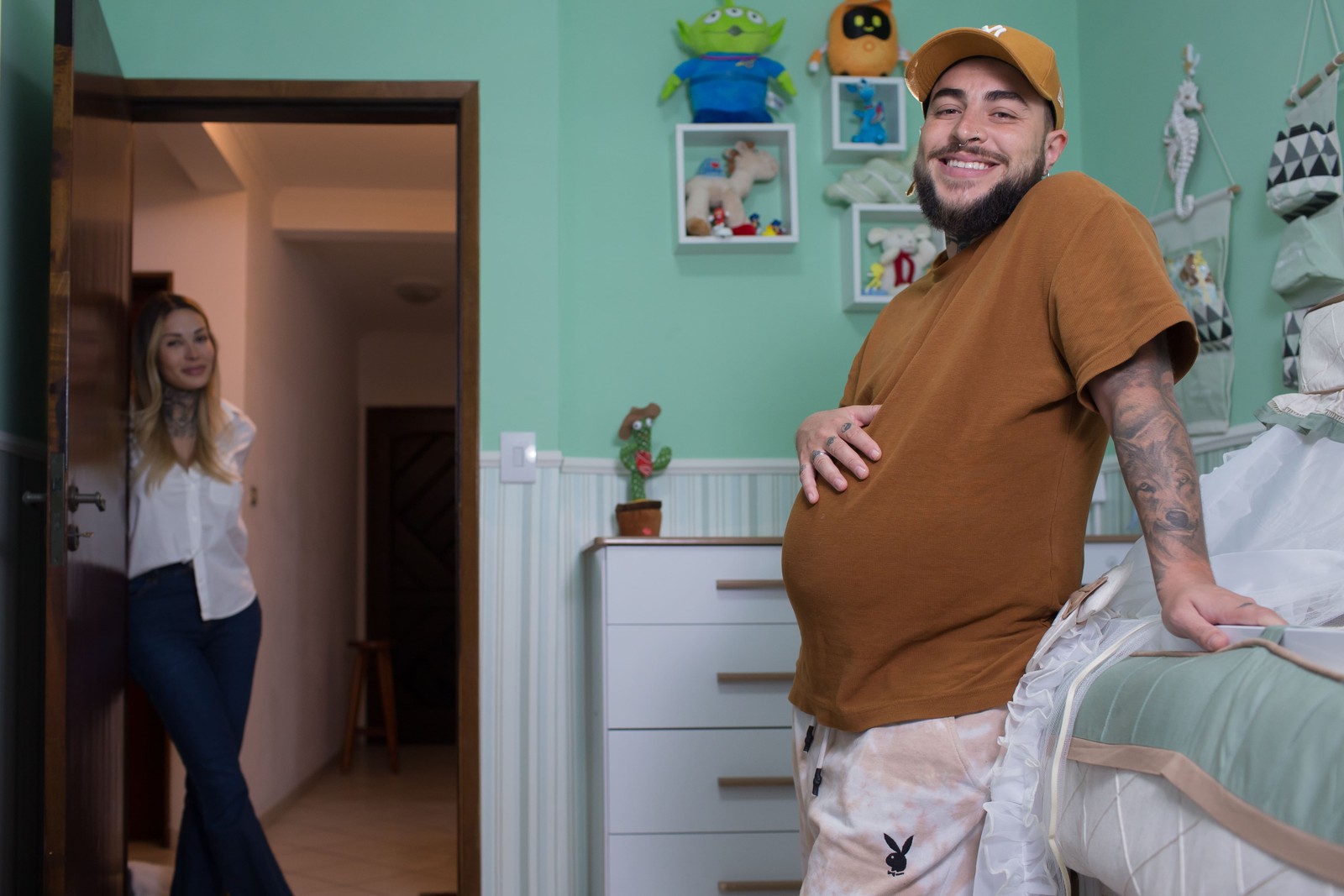 Èrika observa o marido Roberto, que está grávido — Foto: Edilson Dantas / O Globo