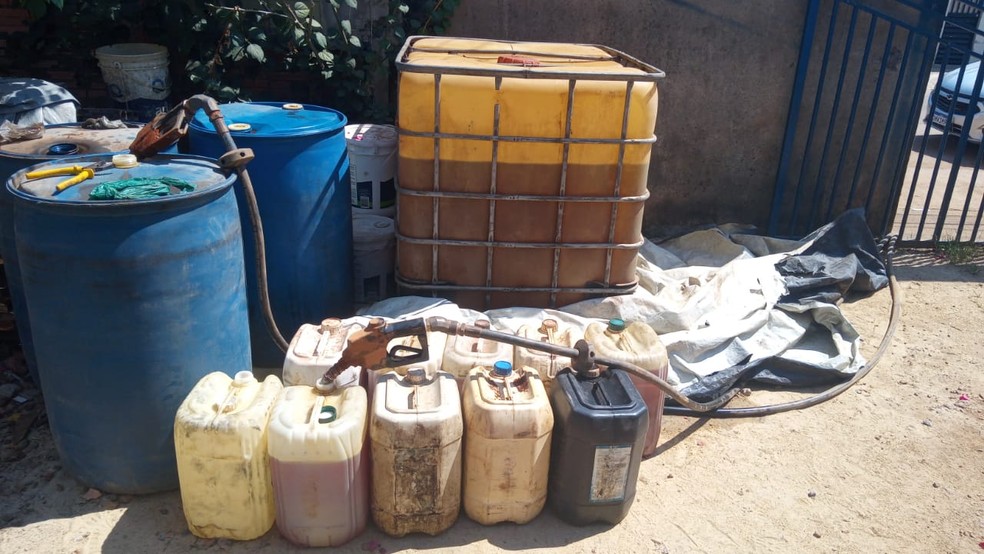 Mais de mil litros de combustível foram encontrados na casa do suspeito em Porto Velho — Foto: Polícia Civil/Divulgação