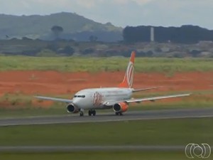 Voo da Gol no Aeroporto Santa Genoveva, em Goiânia (Foto: Reprodução/TV Anhanguera)