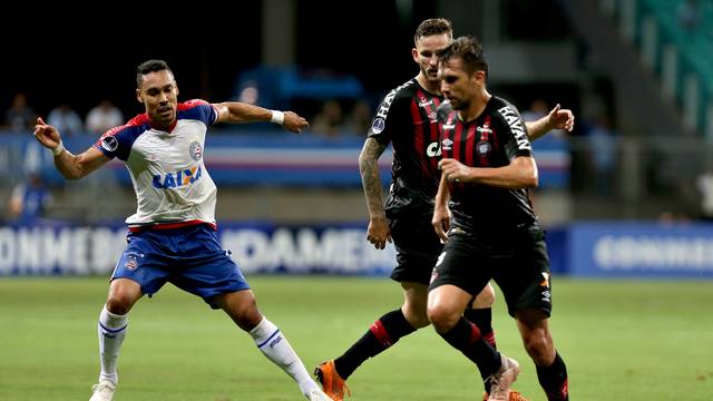 Bahia e Atlético-PR em ação na Arena Fonte Nova