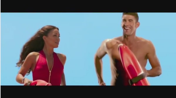 Michael Phelps correndo ao lado de uma salva-vidas de Baywatch (Foto: Instagram)
