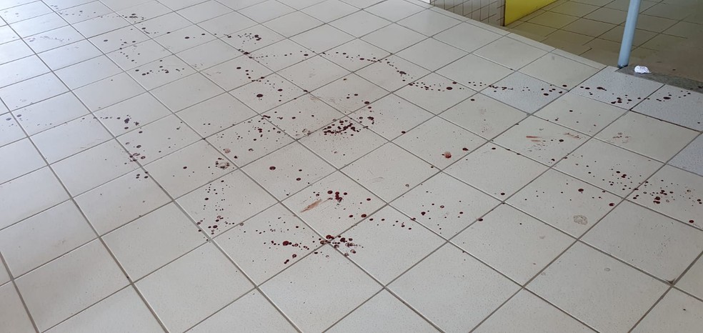 Local ficou sujo de sangue das vítimas após tiroteio dentro do colégio — Foto: Andryo Amaral/Rede Amazônica Acre
