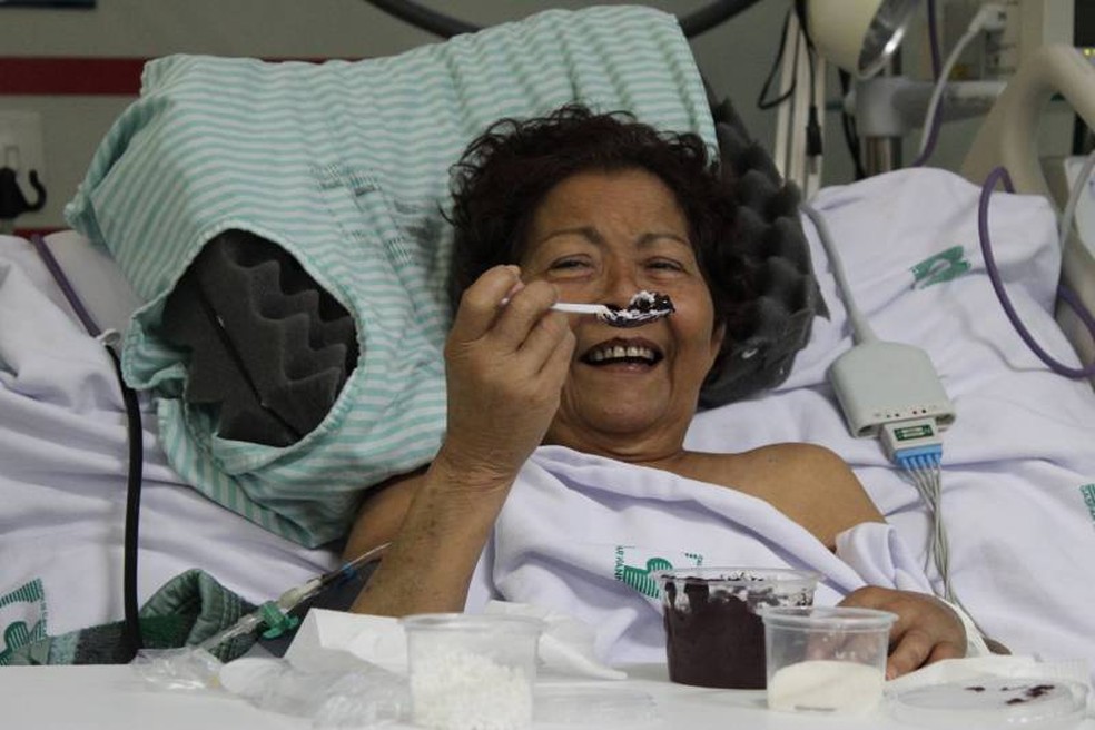 Paciente tomando açaí no Hospital de Clínicas Gaspar Vianna (HC), em Belém. — Foto: Reprodução / Agência Pará