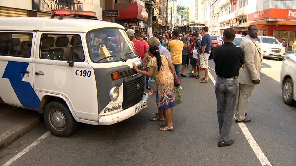 Homem Ã© morto no Centro de VitÃ³ria (Foto: Rafael Zambe/ TV Gazeta)
