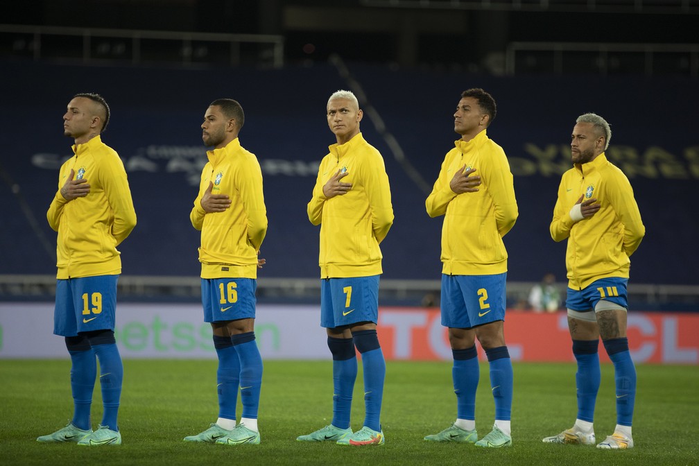 Jogadores da seleção brasileira perfilados antes do jogo contra o Peru — Foto: Lucas Figueiredo / CBF