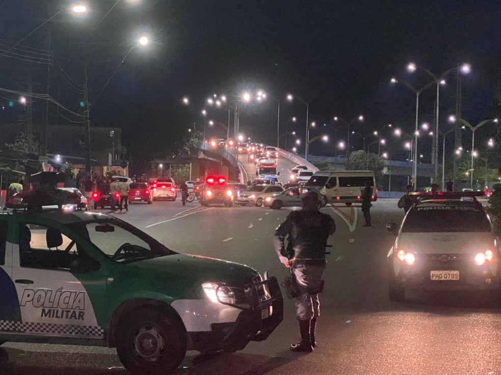 Durante a noite de domingo, polícia montou barreiras de fiscalização em Manaus, enquanto atentados continuavam acontecendo. — Foto: Carolina Diniz/Rede Amazônica