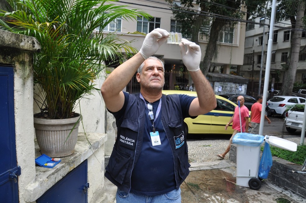 Técnico da Vigilância Sanitária analisa água fornecida pela Cedae — Foto: Divulgação/Vigilância Sanitária