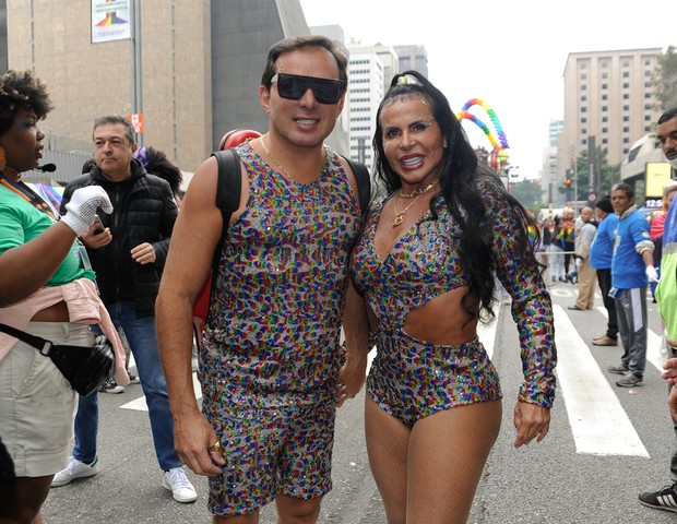 Gretchen e o marido, o músico Esdras de Souza, na Parada do Orgulho LGBT+ (Foto: Eduardo Martins/AgNews)