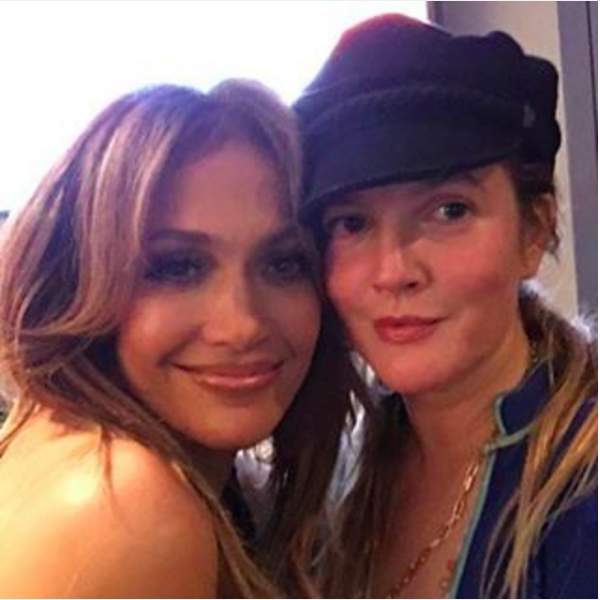 A cantora Jennifer Lopez ao lado de sua amiga, a ariz Drew Barrymore (Foto: Instagram)