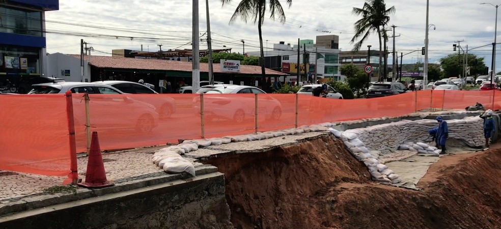 Trecho do calçadão da Avenida Roberto Freire cedeu no último sábado (18) — Foto: Reprodução/Inter TV Cabugi