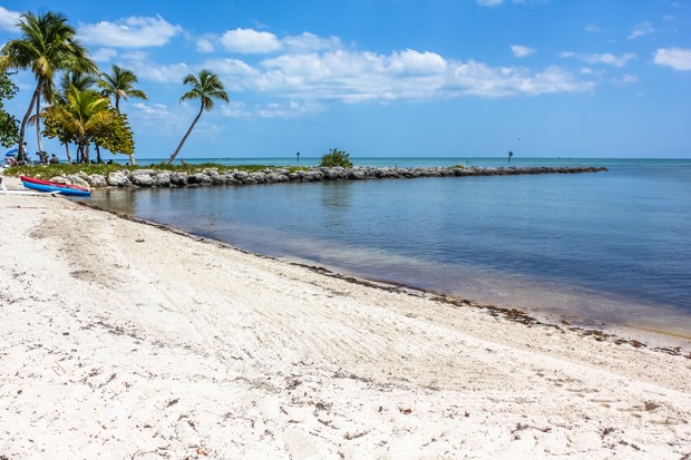 Smathers Beach in Key West, Florida is the longest beach on the island and is equipped with all comforts for a relaxing tropical vacation. (Foto: Getty Images/iStockphoto)