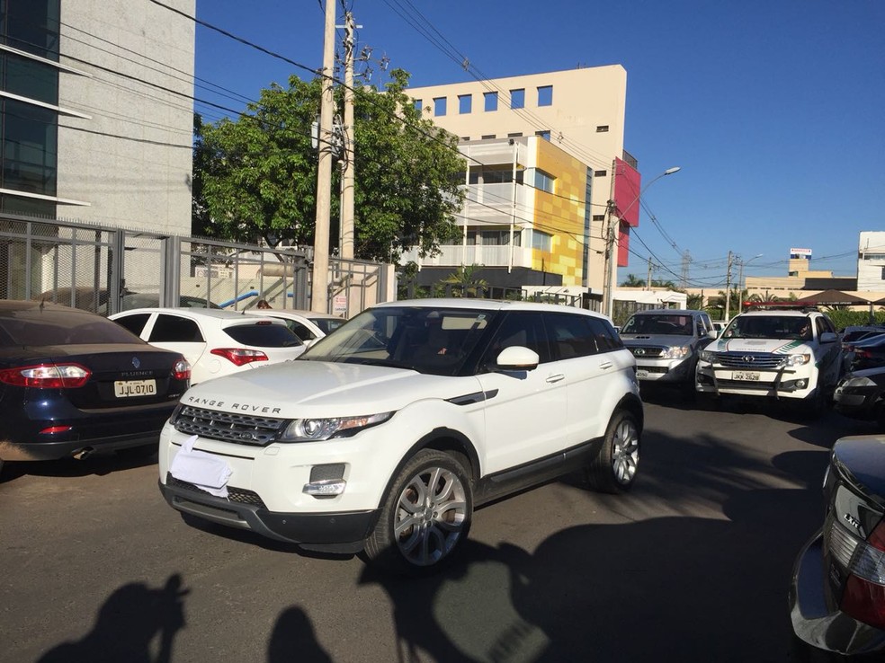 Carro de luxo apreendido pela polícia (Foto: Reprodução/TV Globo)