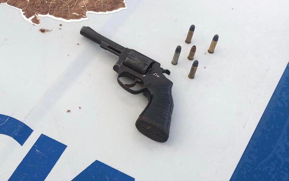 Com a dupla, polícia apreendeu revólver calibre 38 — Foto: Divulgação/Polícia Civil