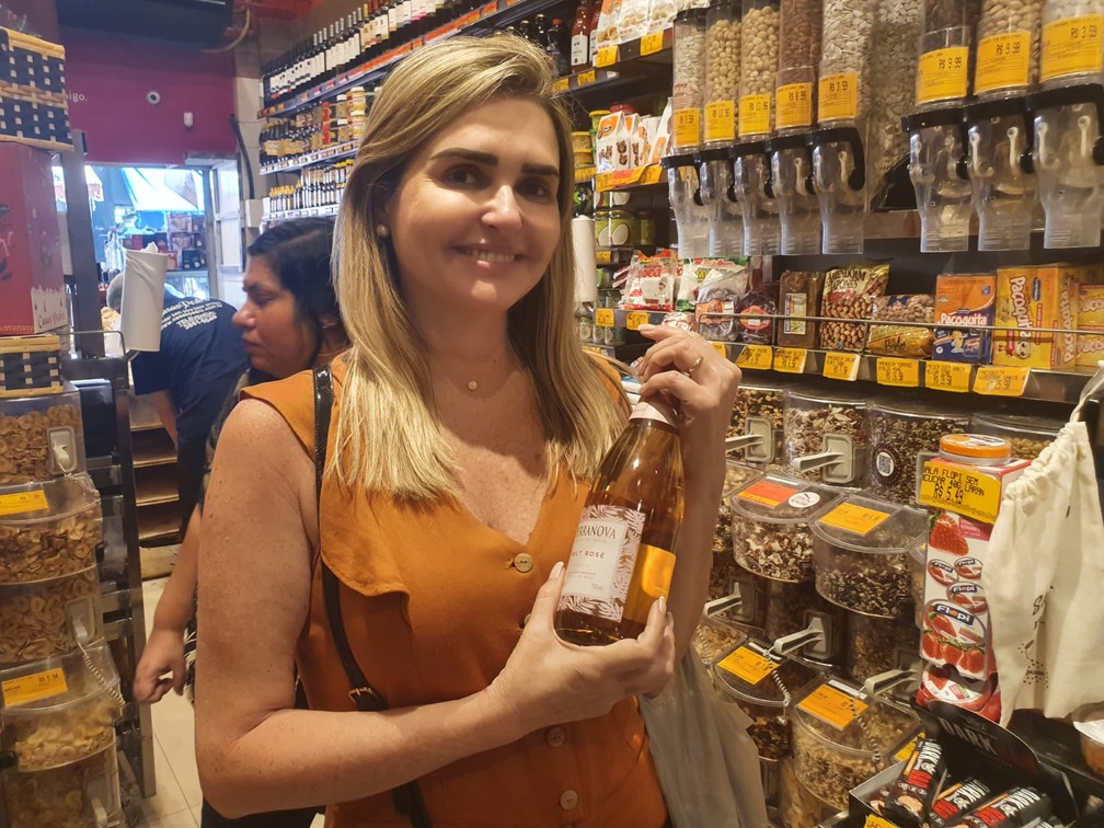Para comerciante Ana Claudia Tavares, espumante não pode faltar na mesa de Ano Novo — Foto: Elisa Soupin