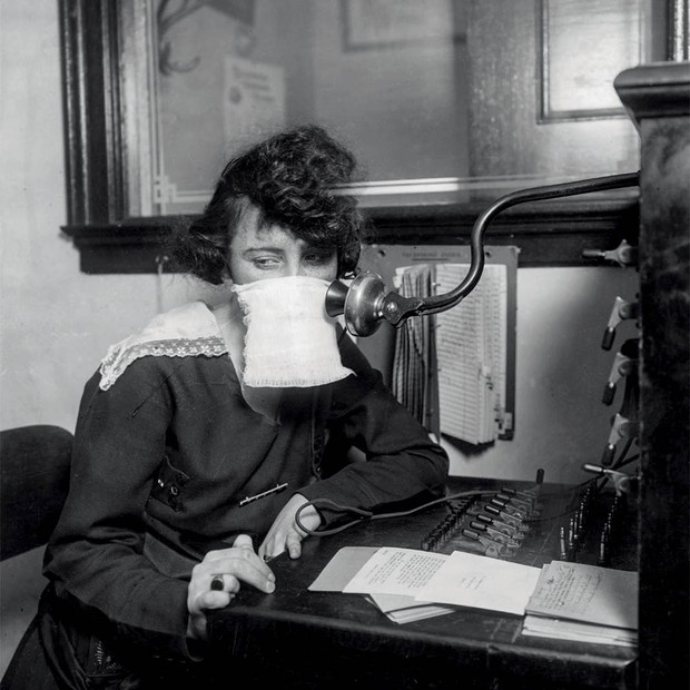 Telefonista durante a gripe espanhola (1918) (Foto: Divulgação e Reprodução)