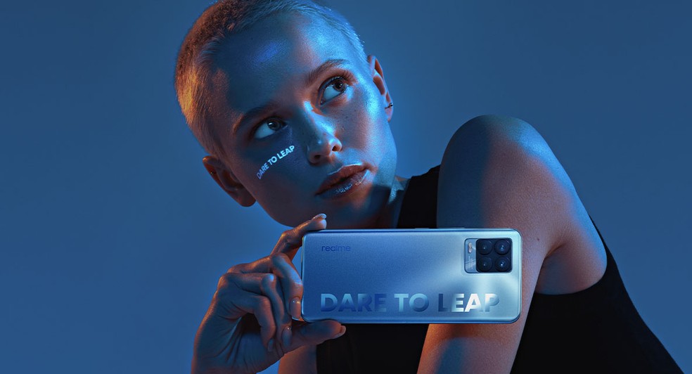 Realme 8 Pro mantém tradição da fabricante com o escrito "Dare to Leap" na traseira do smartphone — Foto: Divulgação/Realme