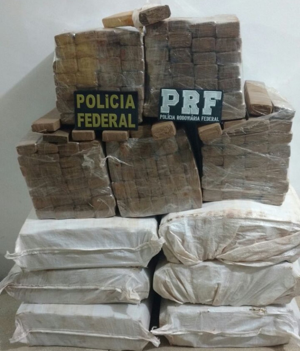 Carga de maconha estava em ve&iacute;culo roubado conduzido por adolescente (Foto: PRF/ Assessoria)