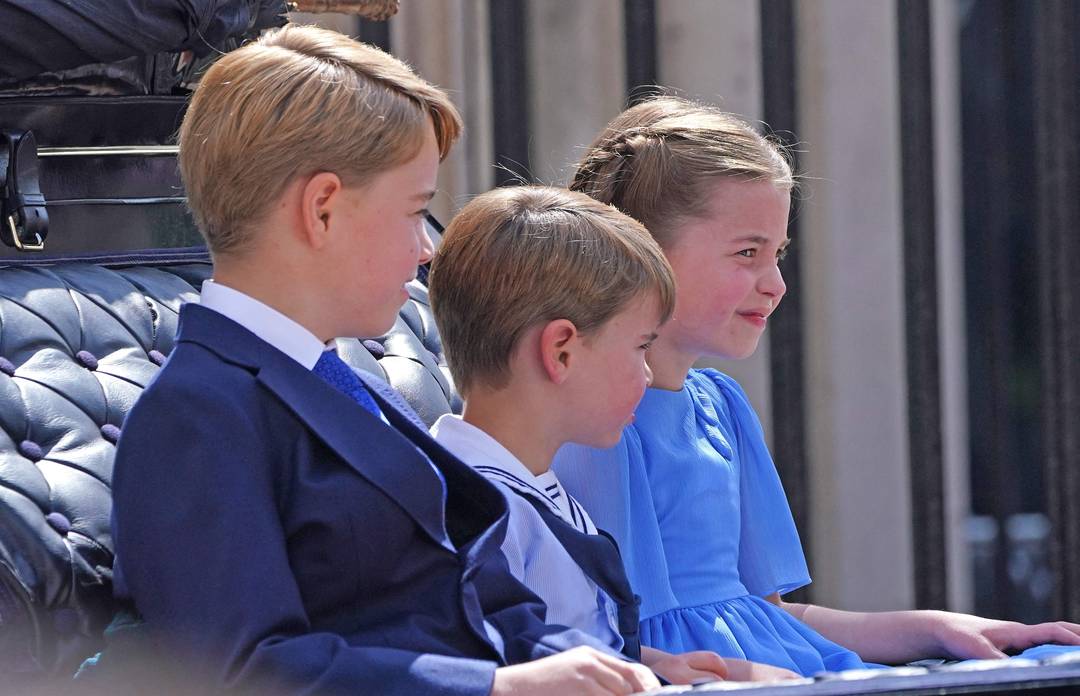 Os tr&ecirc;s filhos do pr&iacute;ncipe William e Catherine, a duquesa de Cambridge, os pr&iacute;ncipes George (frente) e Louis e sua irm&atilde;, a princesa Charlotte