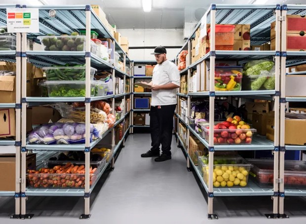 Depois que as medidas foram implantadas, os funcionários das cozinhas da Google começaram a olhar de forma diferente para os alimentos, aproveitando-os ao máximo e fazendo compras mais conscientes (Foto: Google/ Reprodução)
