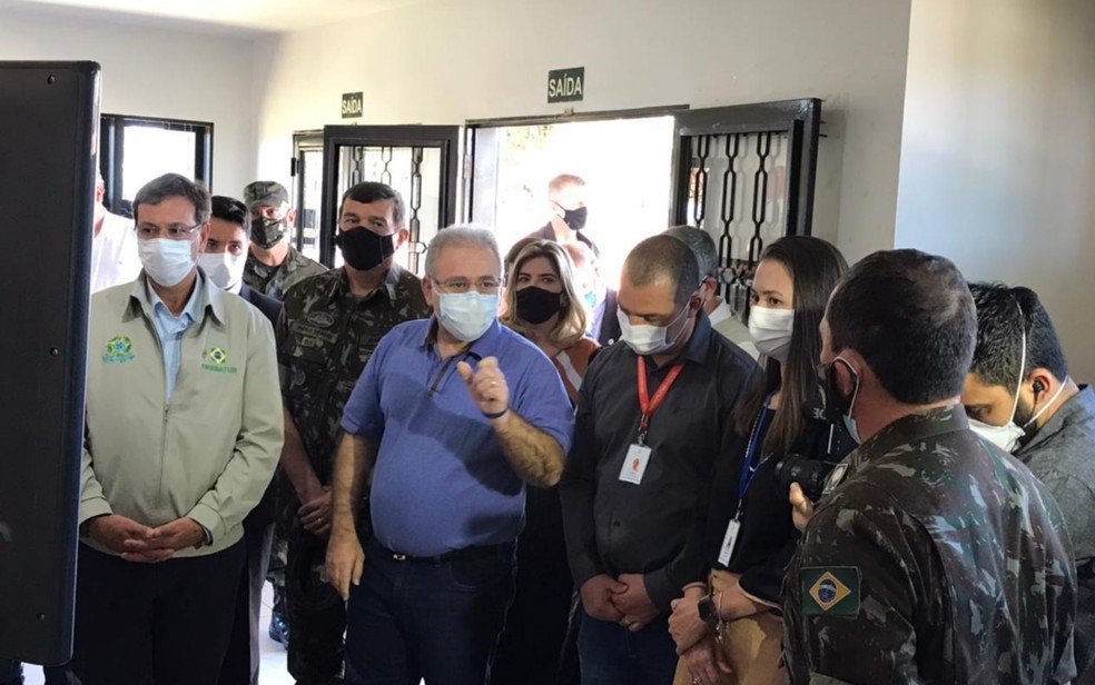 Ministro da Saúde e autoridades visitam unidade de saúde em Cristalina — Foto: Mairon Hothon/TV Anhanguera