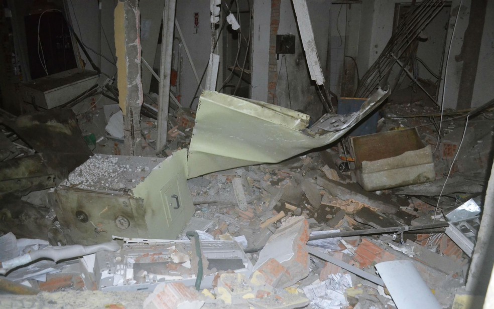 Cofre central ficou completamente destru&iacute;do (Foto: Berimbau Not&iacute;cias)
