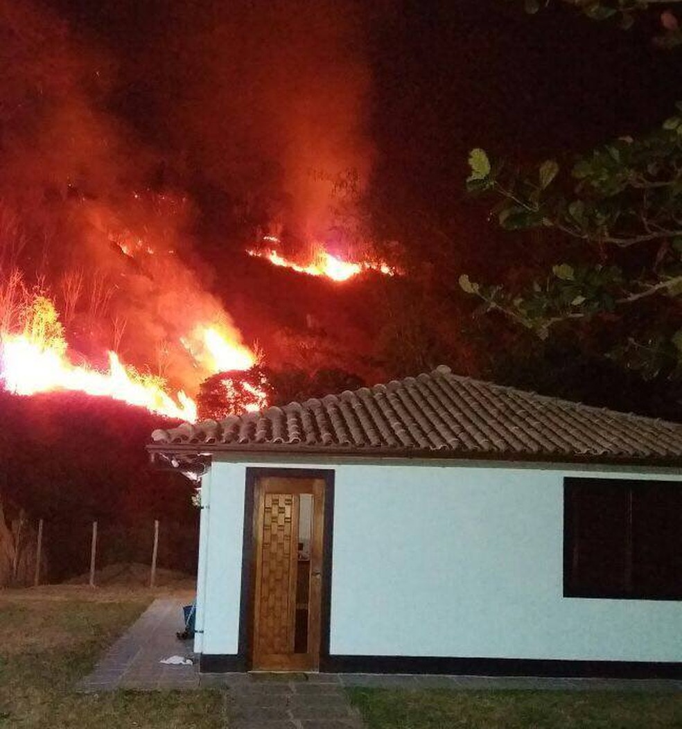 Incêndio na Posse, em Petrópolis (Foto: Edmilson Bello)