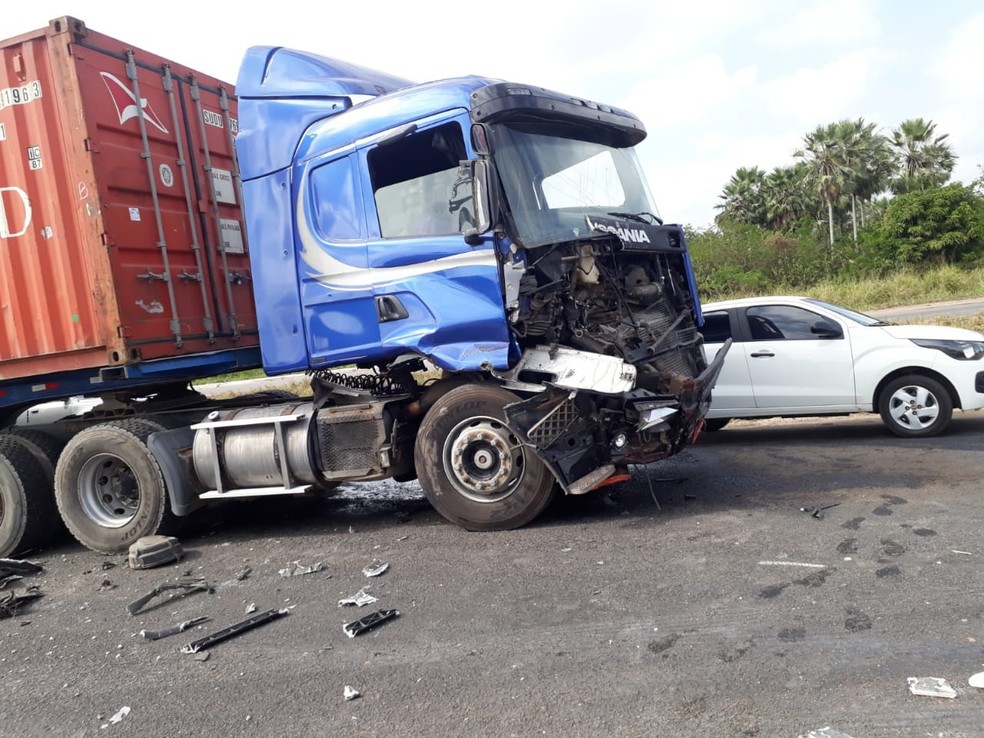 ColisÃ£o entre caminhÃ£o bitrem e caÃ§amba deixa o trÃ¢nsito lento na BR- 020 em Fortaleza â€” Foto: Francisco Coelho/Arquivo Pessoal 