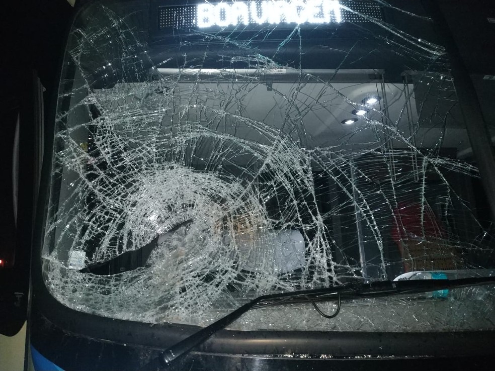 Motorista diz que tentou desviar, mas vítima se movimentou na mesma direção do ônibus. — Foto: Polícia Militar - MT