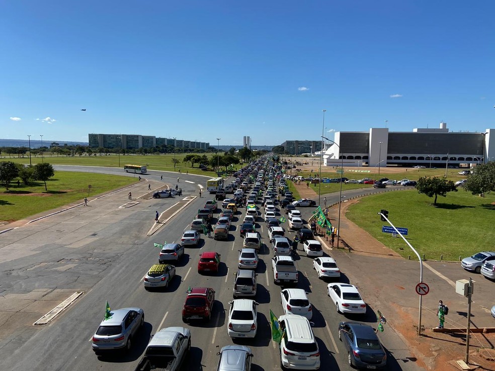 Carreata pró-Bolsonaro na Esplanada dos Ministérios, em 2 de maio — Foto: TV Globo/Reprodução