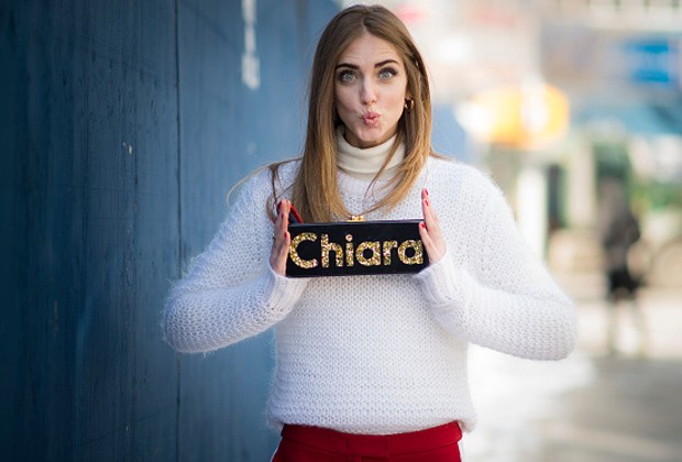 A blogueira Chiara Ferragni circula sempre com a sua clutch Edie Parker nas semanas de moda (Foto: Getty Images)